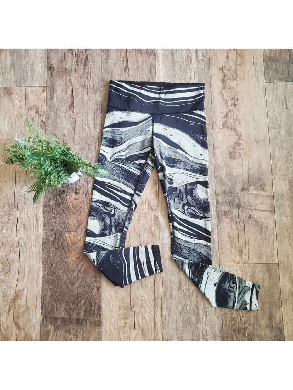 Lululemon Speed Wunder Tight Leggings White Black Size 6